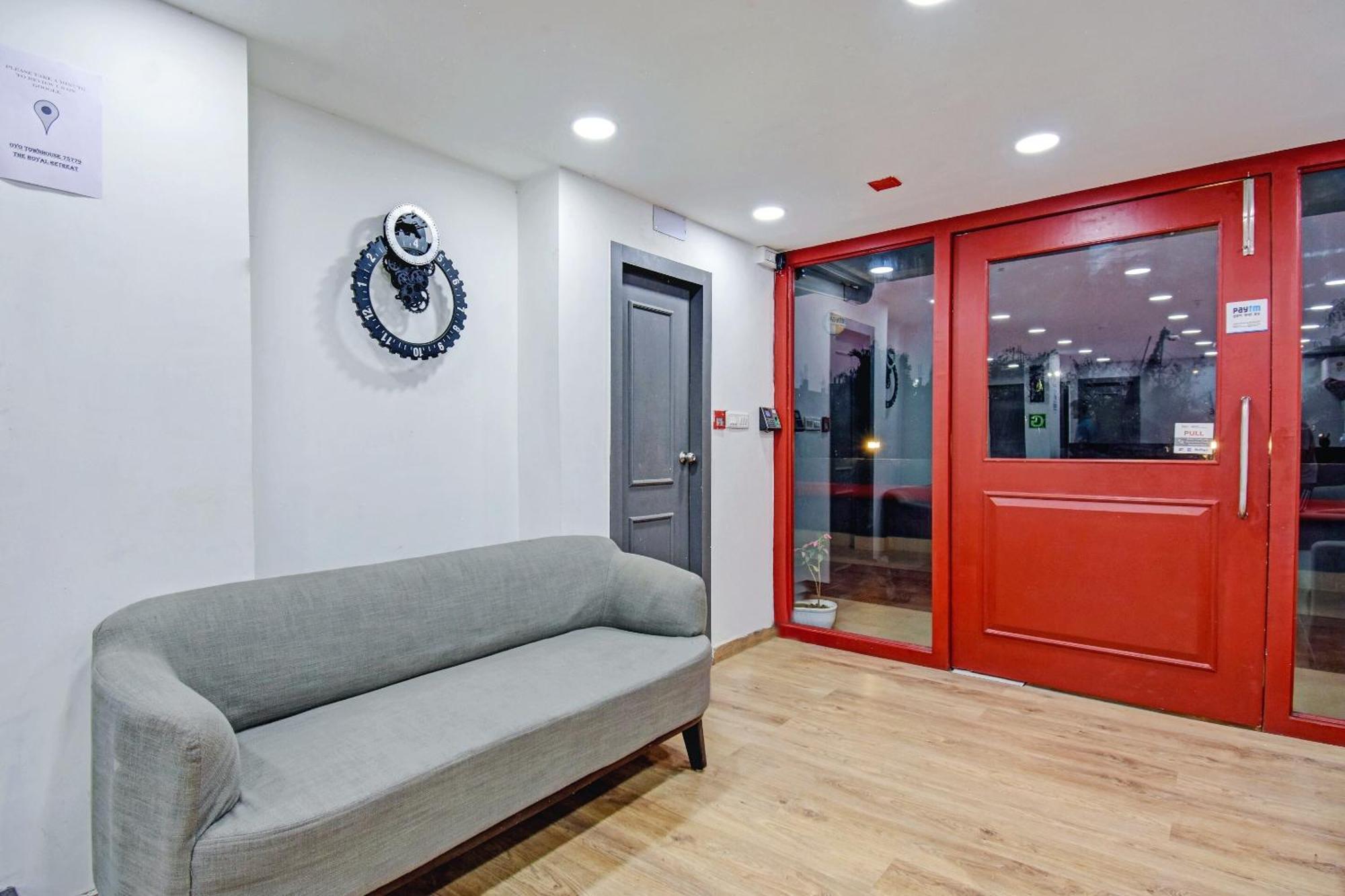 Super Townhouse The Royal Retreat Hotel Garui Exterior foto